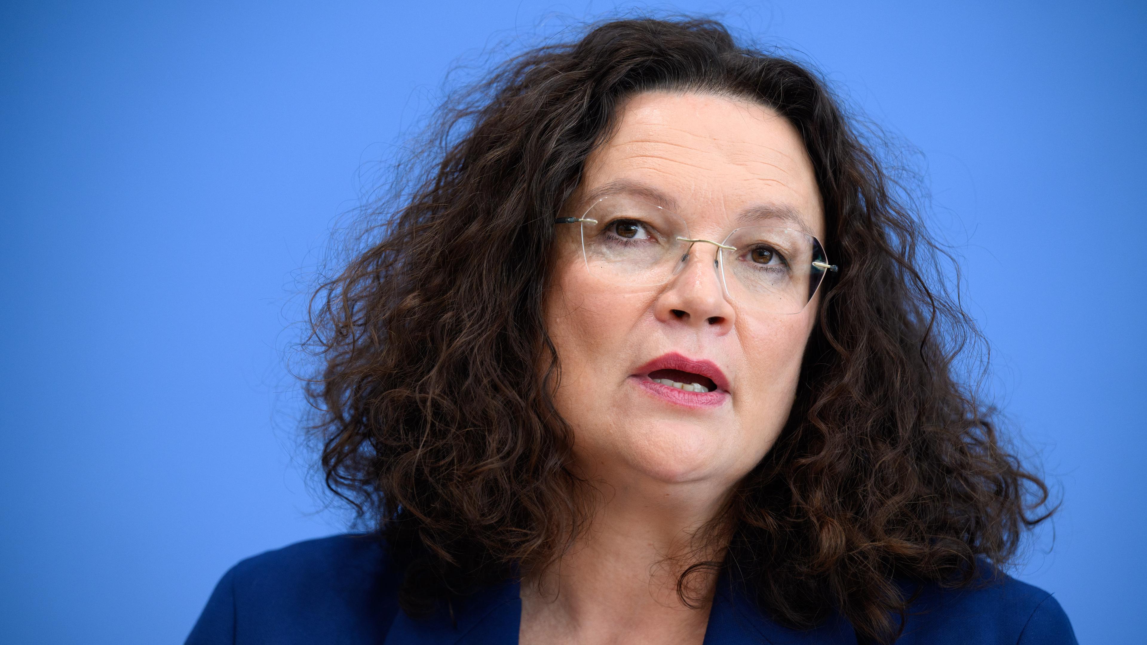 Die Chefin der Bundesagentur für Arbeit, Andrea Nahles, warnt vor weiteren Verzögerungen bei der Kindergrundsicherung.