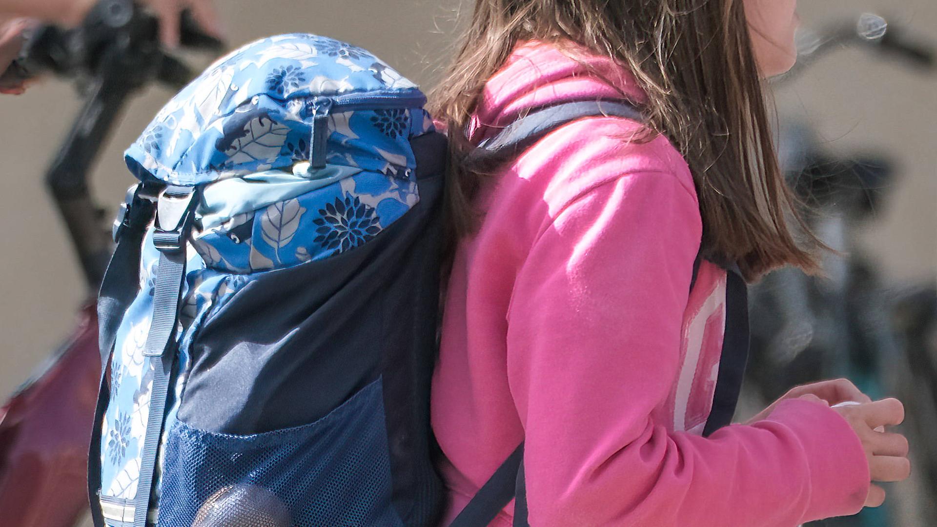 Mehrere Kinder mit Rucksäcken