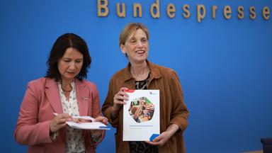 Bundesbildungsministerin Karin Prien und die Vizepräsidentin des Kinderhilfswerks, Anja Siegesmund, stellen den neuen Bericht zu Bildungschancen in Deutschland vor.