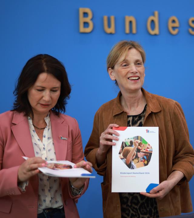Bundesbildungsministerin Karin Prien und die Vizepräsidentin des Kinderhilfswerks, Anja Siegesmund, stellen den neuen Bericht zu Bildungschancen in Deutschland vor.