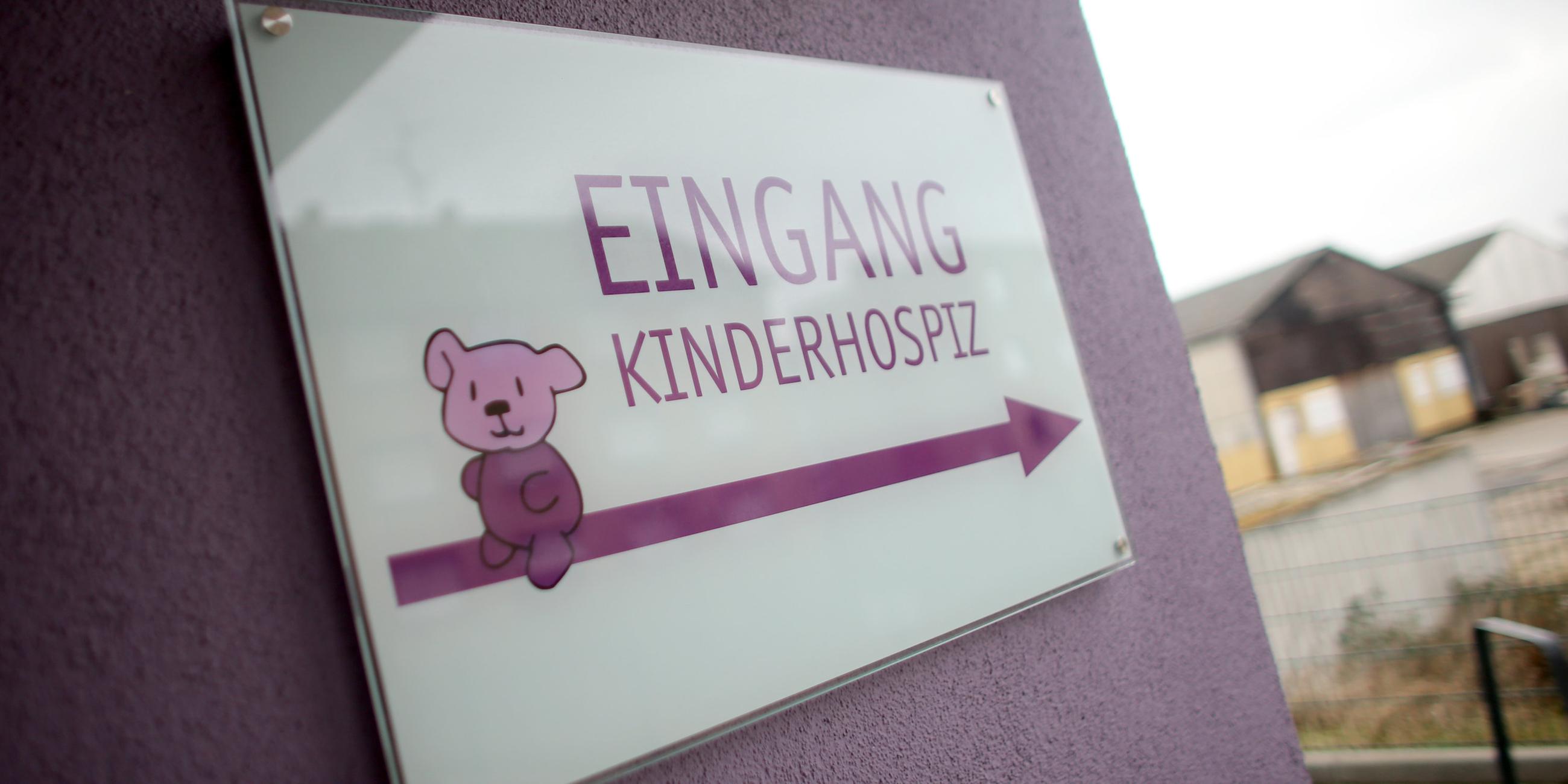Schild zeigt Weg zu einem Kinderhospiz.