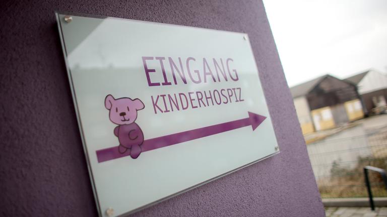 Schild zeigt Weg zu einem Kinderhospiz.