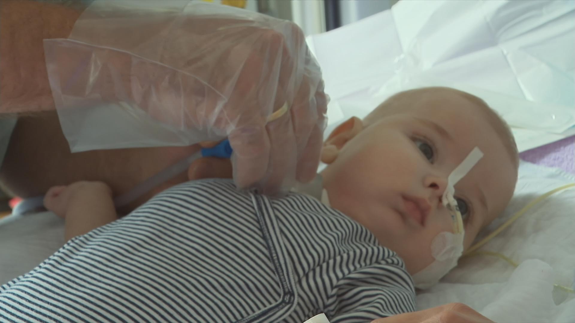 Baby auf Kinderintensivstation