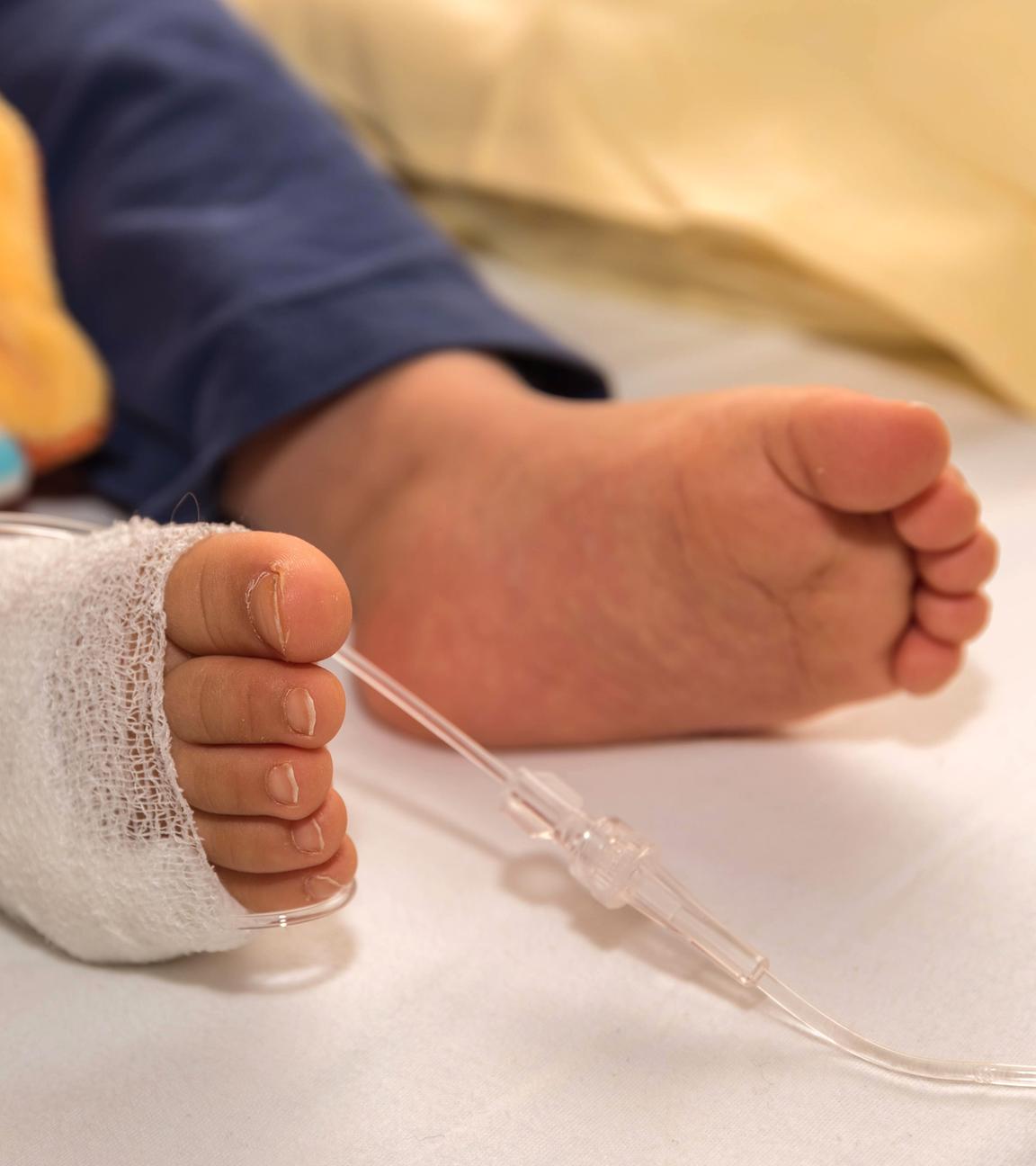 Kind bekommt Infusion