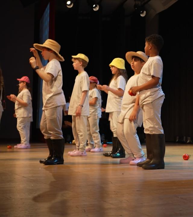 Kinder auf der Opernbühne
