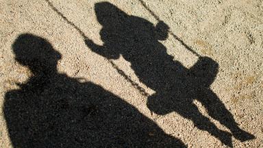 Archiv: Schatten von einem Mann und einem schaukelnden Kind, aufgenommen am 27.08.2014