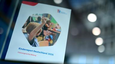 Ein Exemplar des Kinderreports während der Pressekonferenz «Kinderreport 2026: Chancengerechte Bildung» des Deutschen Kinderhilfswerkes in der Bundespressekonferenz.