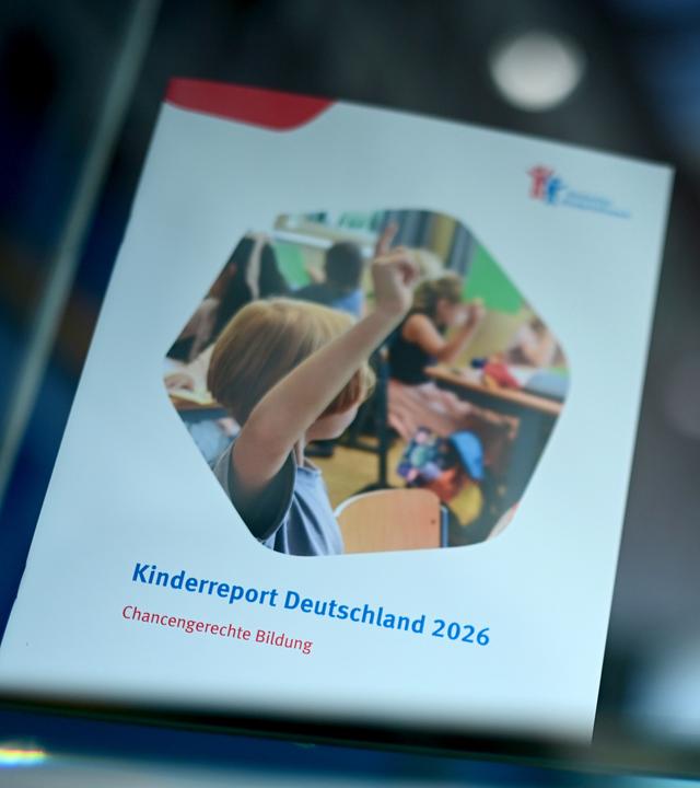 Ein Exemplar des Kinderreports während der Pressekonferenz «Kinderreport 2026: Chancengerechte Bildung» des Deutschen Kinderhilfswerkes in der Bundespressekonferenz.