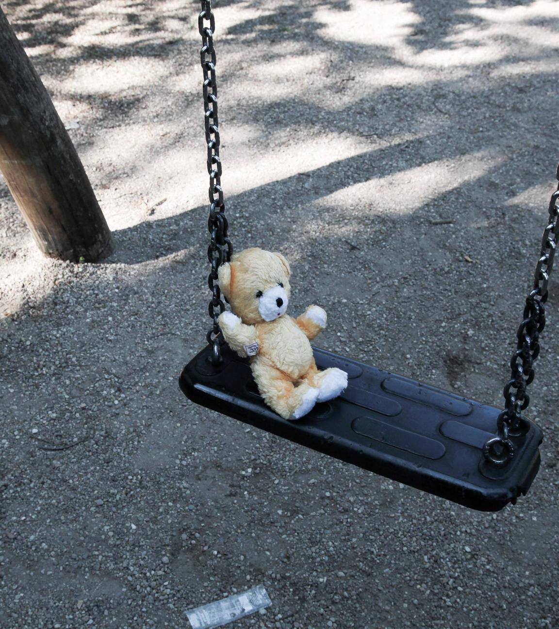 Ein Plüschbär auf einer Schaukel