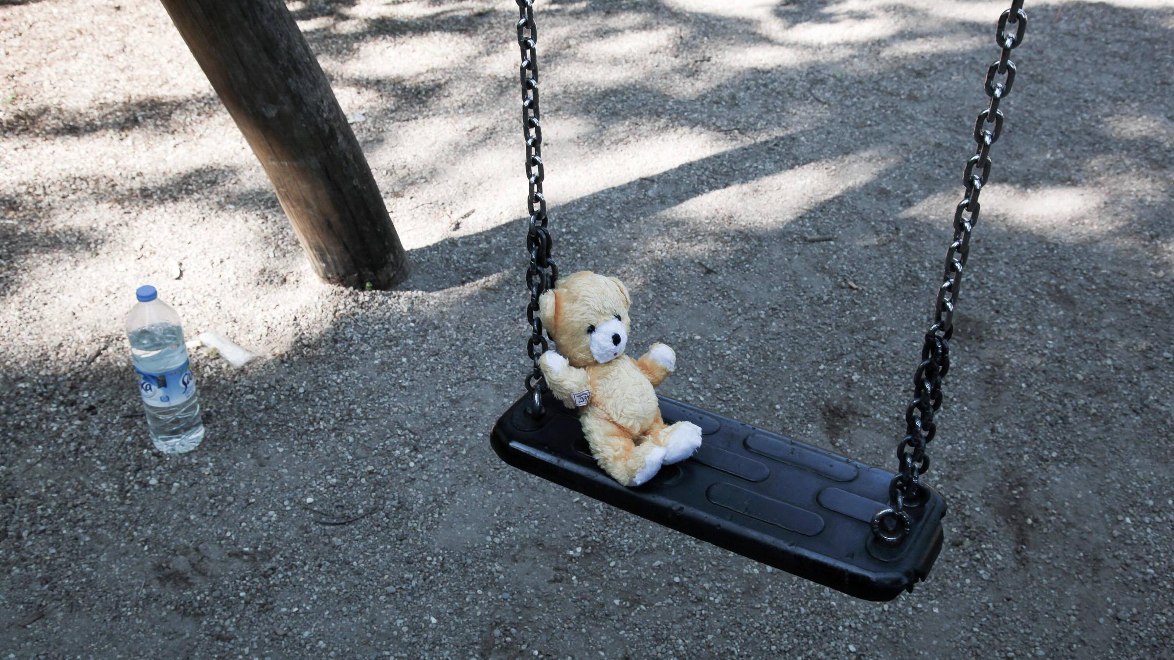 Ein Plüschbär auf einer Schaukel