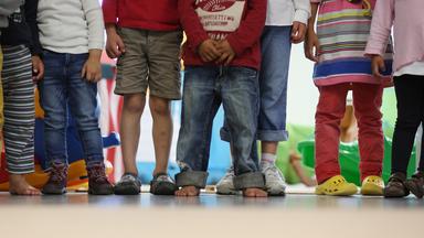 Kinder stehen in einem Kindergarten. (Archiv)
