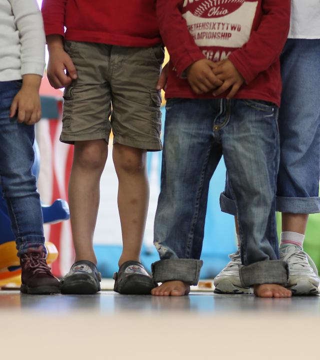 Kinder stehen in einem Kindergarten. (Archiv)
