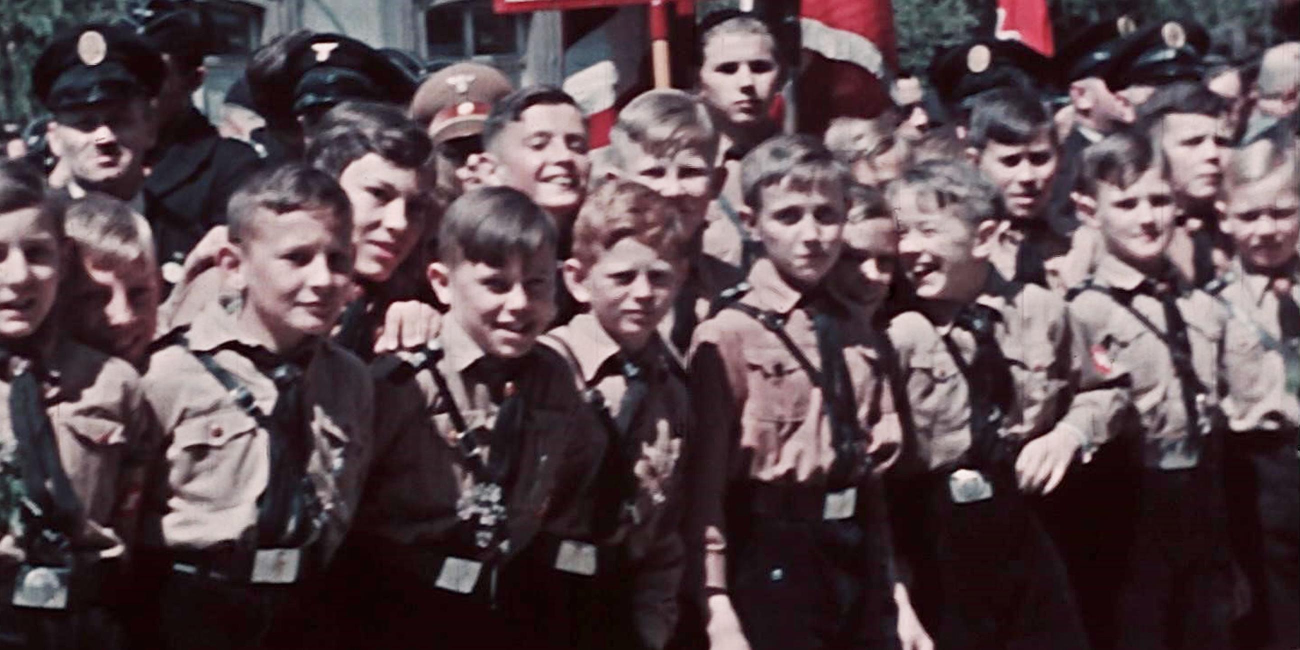 "Kindheit im Dritten Reich (1) – Faszination und Verblendung": Kleine Jungen in der Hitlerjugend.