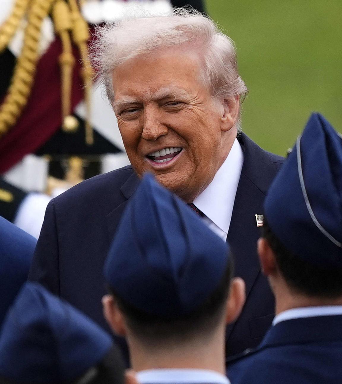 König Charles III. und US-Präsident Donald Trump sprechen am 17. September 2025 nach einer Militärzeremonie auf dem Rasen von Schloss Windsor mit Soldaten während Trumps zweitem Staatsbesuch.