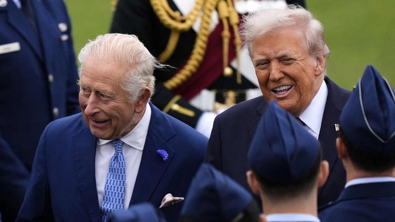 König Charles III. und US-Präsident Donald Trump sprechen am 17. September 2025 nach einer Militärzeremonie auf dem Rasen von Schloss Windsor mit Soldaten während Trumps zweitem Staatsbesuch.