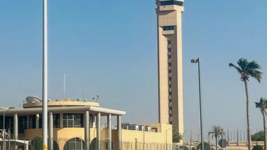 Zu sehen ist ein Flugsicherungsturm beim King-Khalid-International-Flughafen in Riad. 