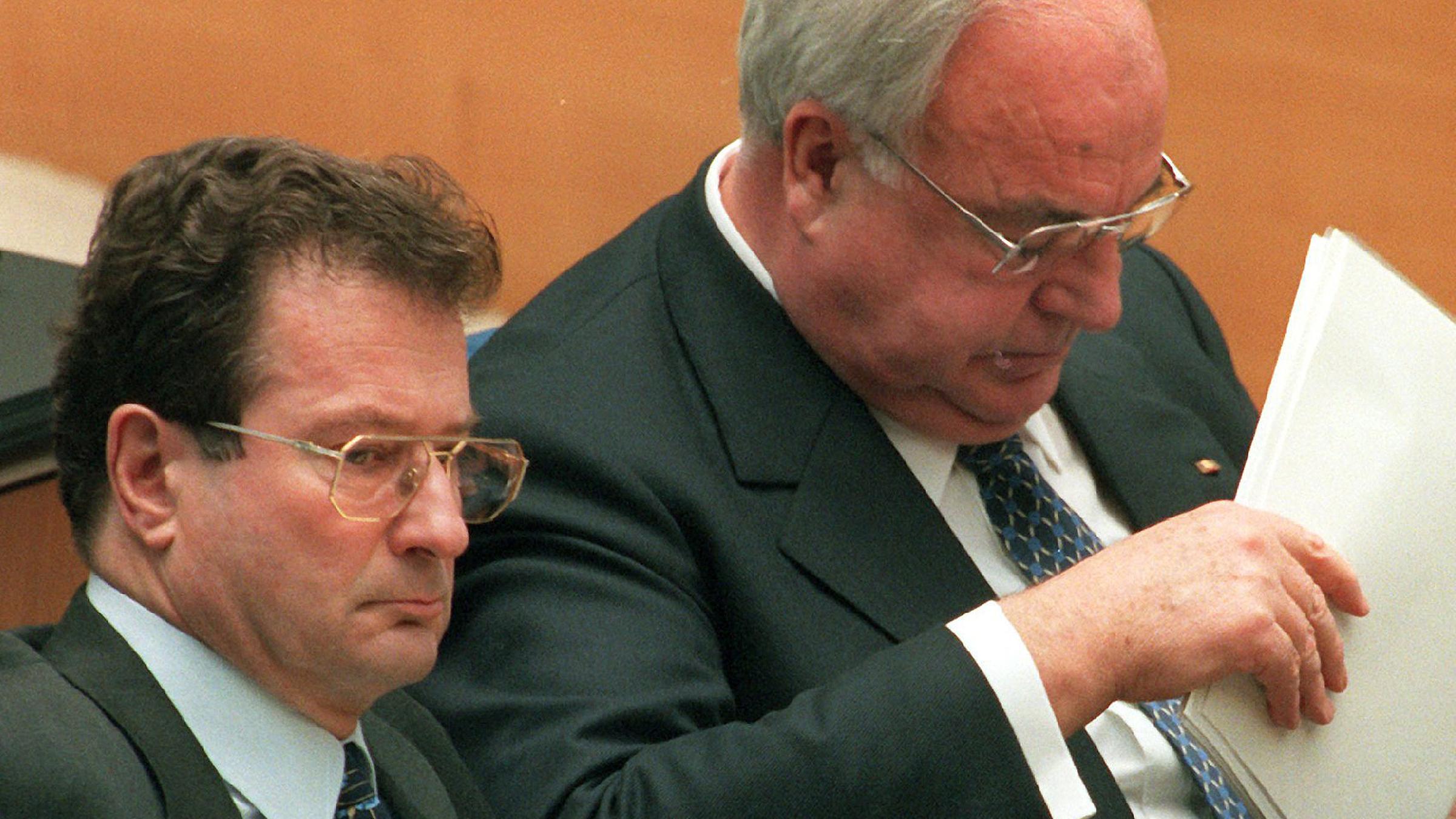 Klaus Kinkel (FDP) und Helmut Kohl (CDU) - (Archivbild vom 30.01.1997)
