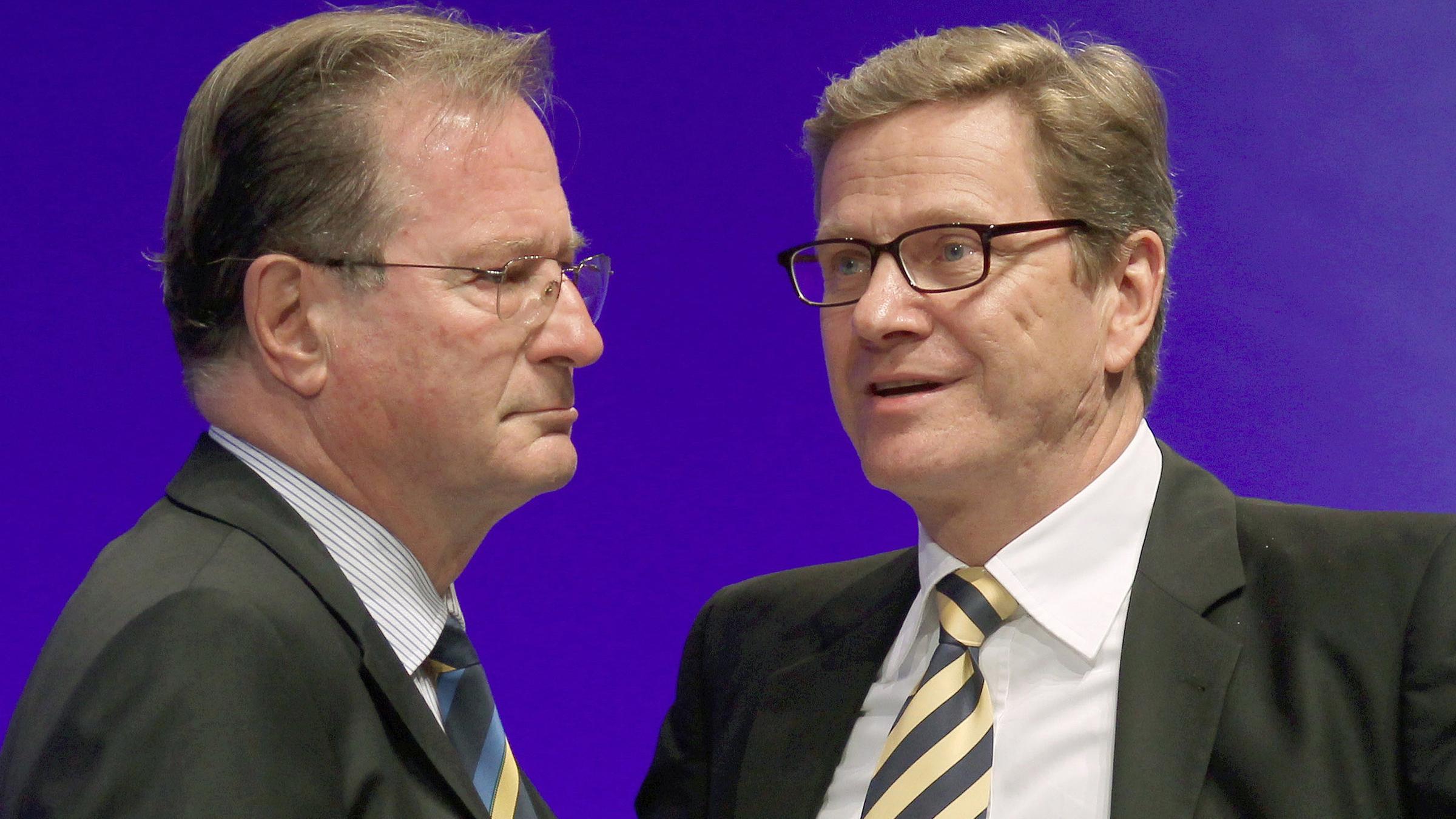 Klaus Kinkel und Guido Westerwelle (FDP) - (Archivbild vom 12.11.2011)