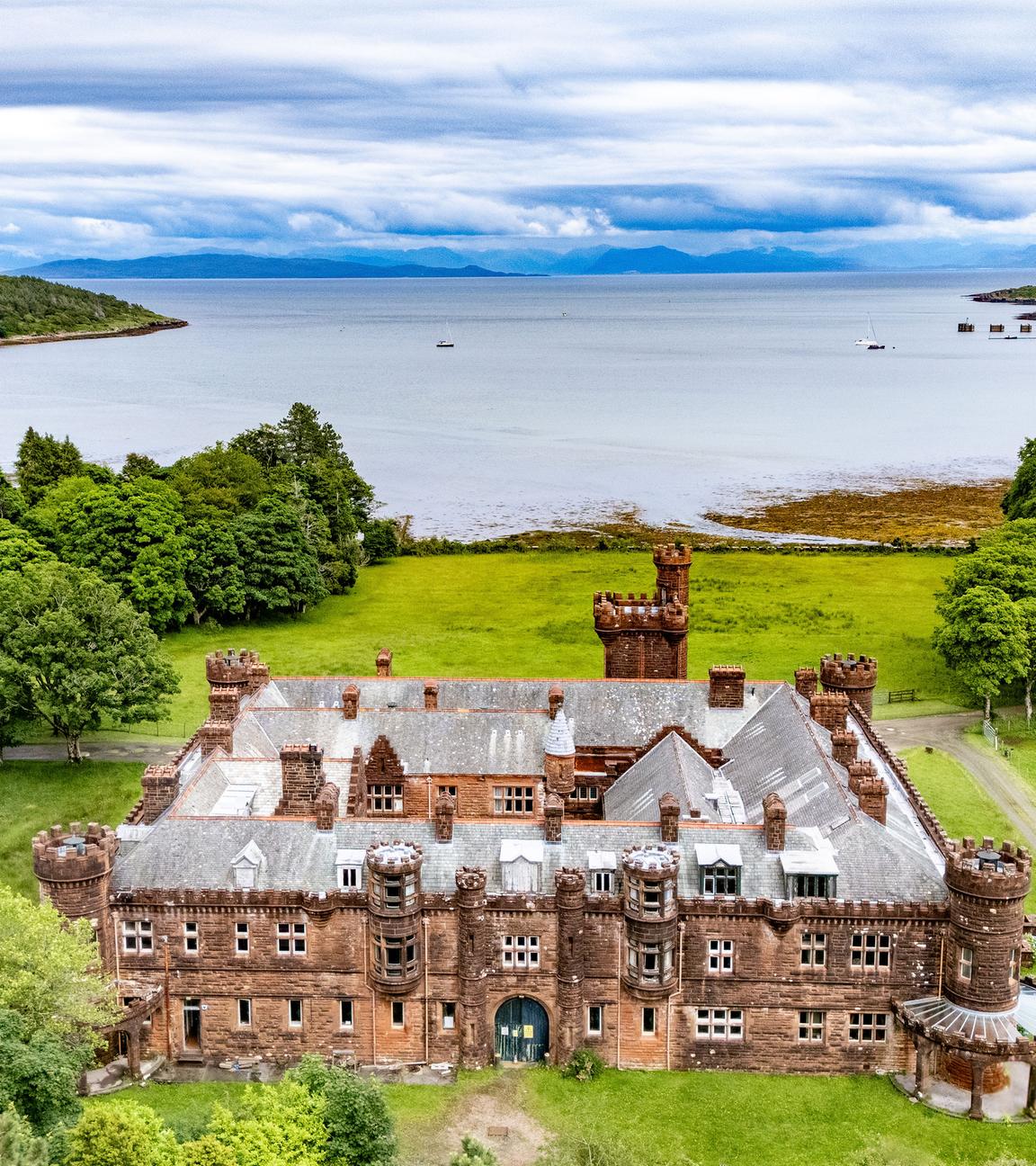  Undatiertes, von NatureScot herausgegebenes Handout-Foto von Kinloch Castle auf der Isle of Rum, das zum Verkauf angeboten wird. 
