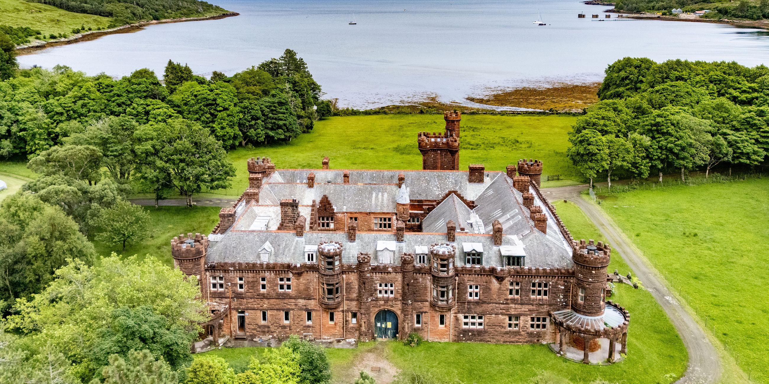  Undatiertes, von NatureScot herausgegebenes Handout-Foto von Kinloch Castle auf der Isle of Rum, das zum Verkauf angeboten wird. 