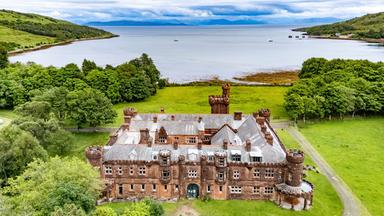  Undatiertes, von NatureScot herausgegebenes Handout-Foto von Kinloch Castle auf der Isle of Rum, das zum Verkauf angeboten wird. 
