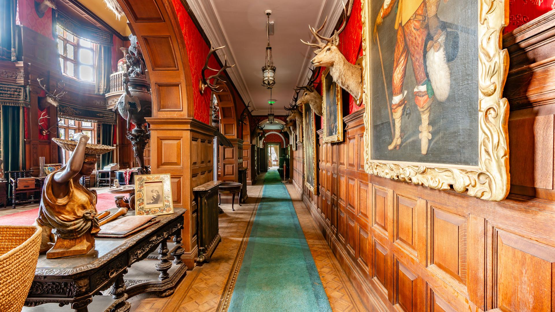 Undatiertes, von NatureScot herausgegebenes Handout-Foto zeigt einen der Räume von Kinloch Castle auf der Isle of Rum, das zum Verkauf angeboten wird. 