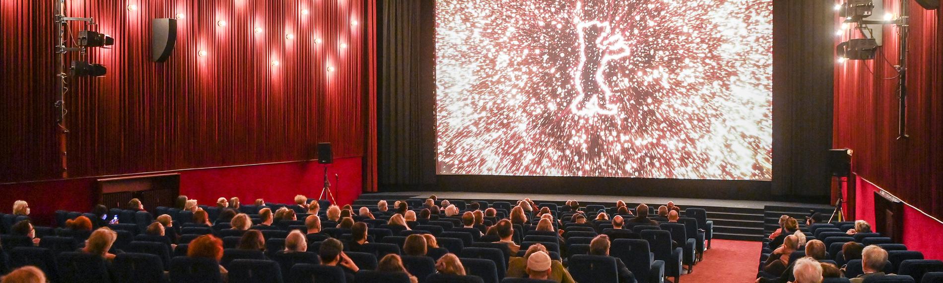 Kinobesucher im Delphi-Filmpalast, aufgenommen am 13.02.2022
