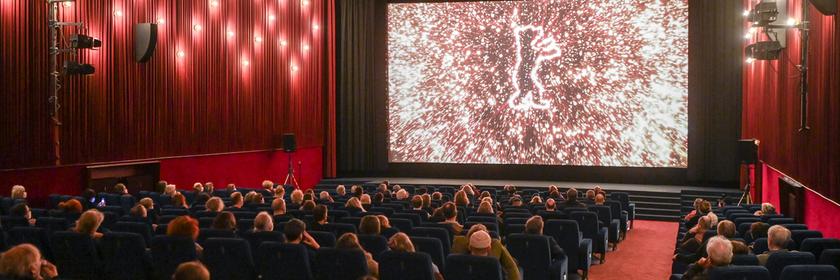 Es sind Kinobesucher im Delphi-Filmpalast zu sehen.