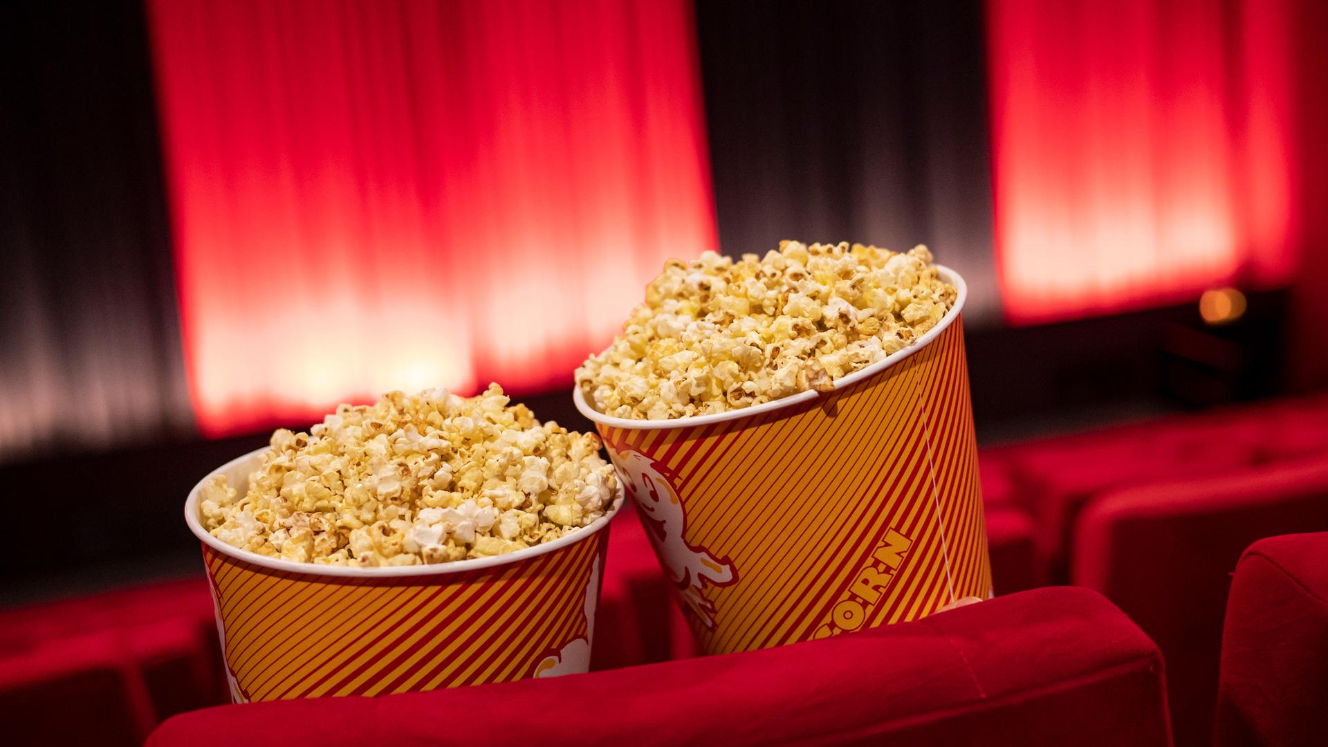 Popcorn steht zwischen den Sitzreihen in einem Kino im Cinestar Treptow