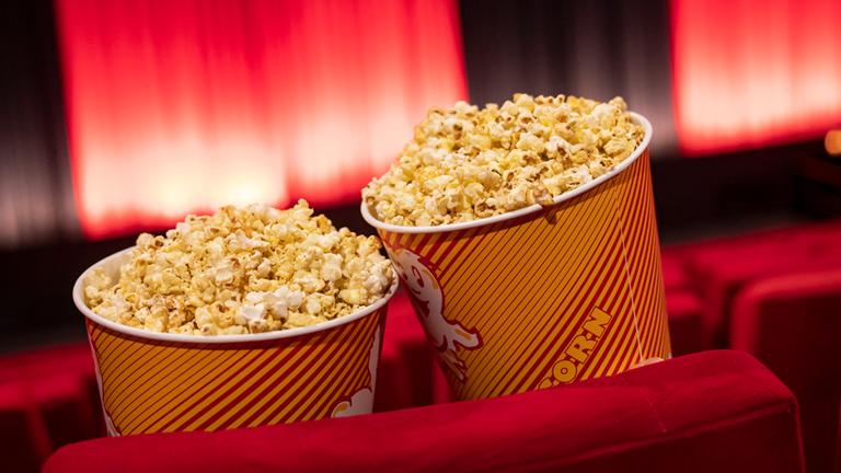 Popcorn steht zwischen den Sitzreihen in einem Kino im Cinestar Treptow