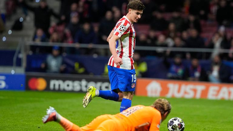 Madrids Mittelstürmer Julián Alvarez kann nach Kinskys Ausrutscher den Ball Richtung Tor führen und das 3:0 für Atletico erzielen