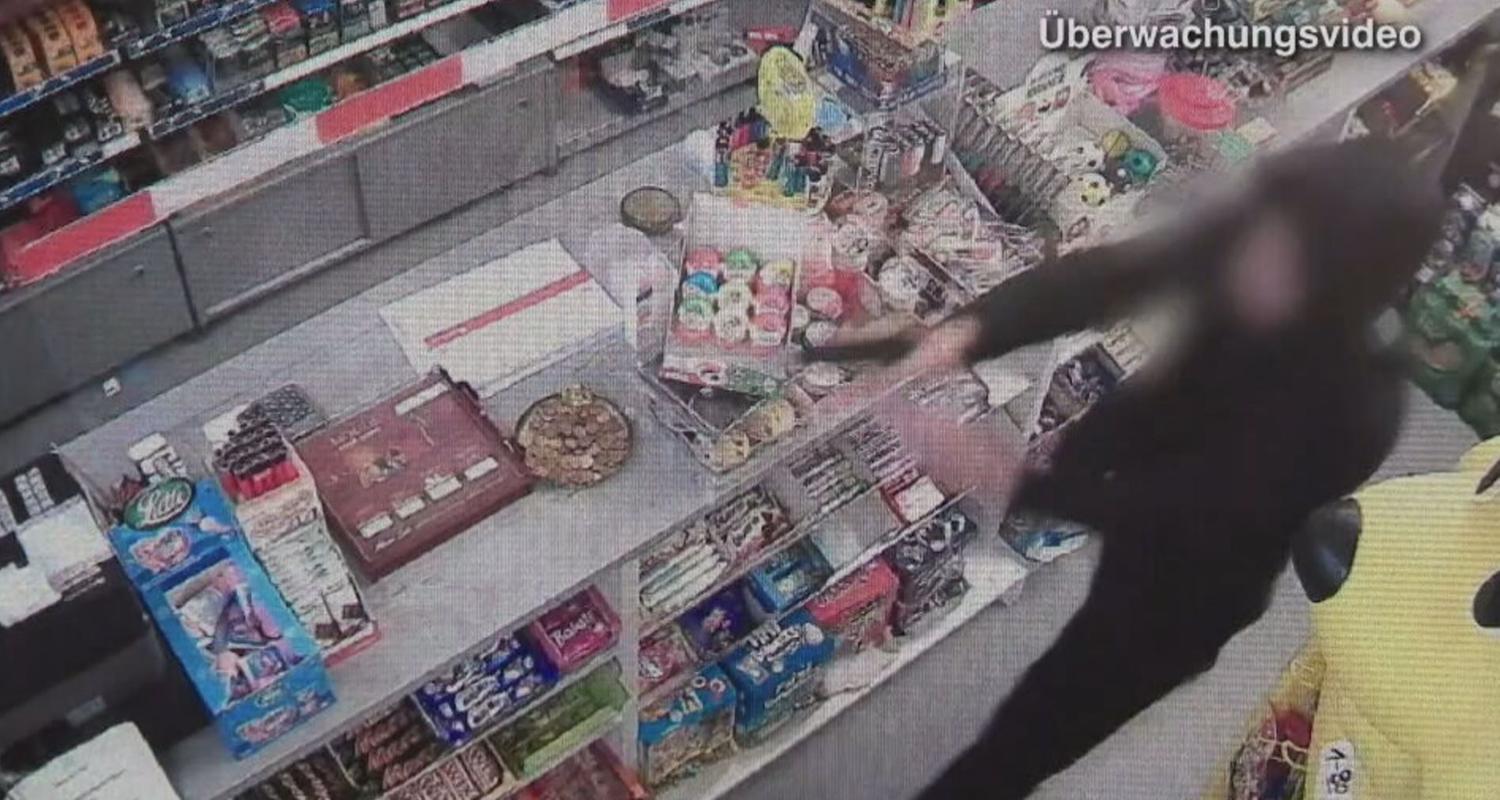 In Recklinghausen wollen zwei junge Männer einen Kiosk überfallen, doch die Besitzerin greift zu einer Eisenstange und treibt die Räuber in die Flucht.