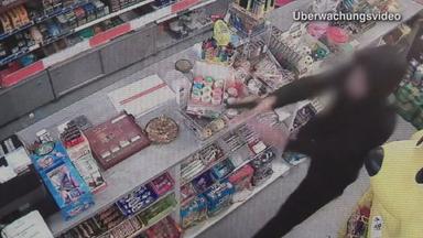 In Recklinghausen wollen zwei junge Männer einen Kiosk überfallen, doch die Besitzerin greift zu einer Eisenstange und treibt die Räuber in die Flucht.