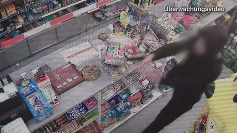 In Recklinghausen wollen zwei junge Männer einen Kiosk überfallen, doch die Besitzerin greift zu einer Eisenstange und treibt die Räuber in die Flucht.