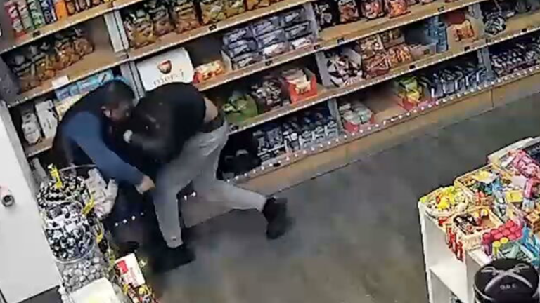 Kioskbesitzer vertreibt bewaffnete Täter