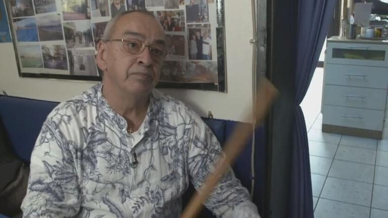 Kioskbesitzer mit Gardinenstange