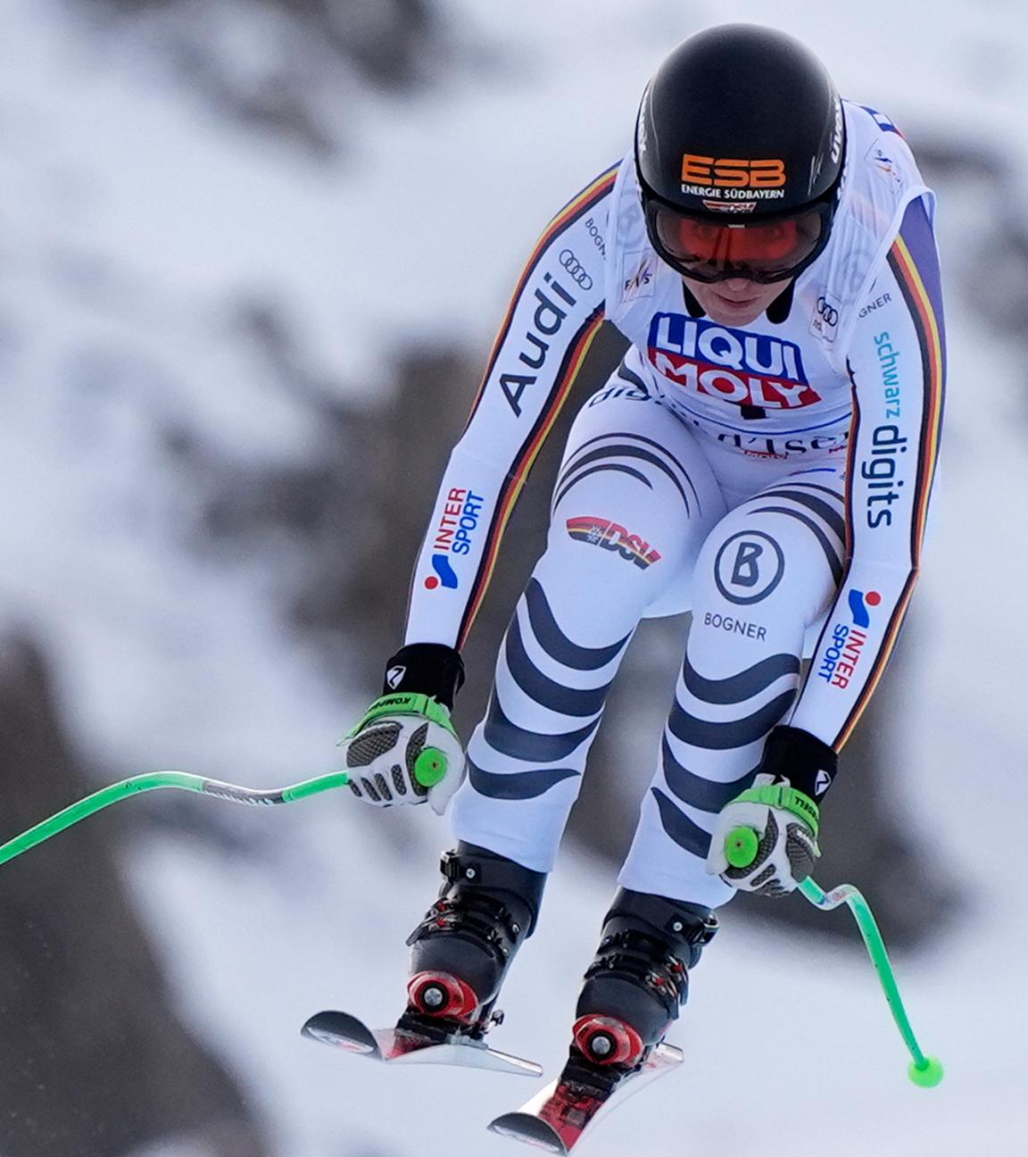 Kira Weidle-Winkelmann (Deutschland) fährt die Strecke hinunter beim alpinen Ski-Weltcup der Frauen (Abfahrt)