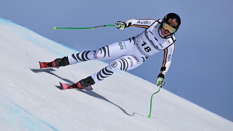 Die deutsche Skirennläuferin Kira Weidle-Winkelmann fährt beim FIS Ski Alpin Weltcup in Crans-Montana den Hang hinab