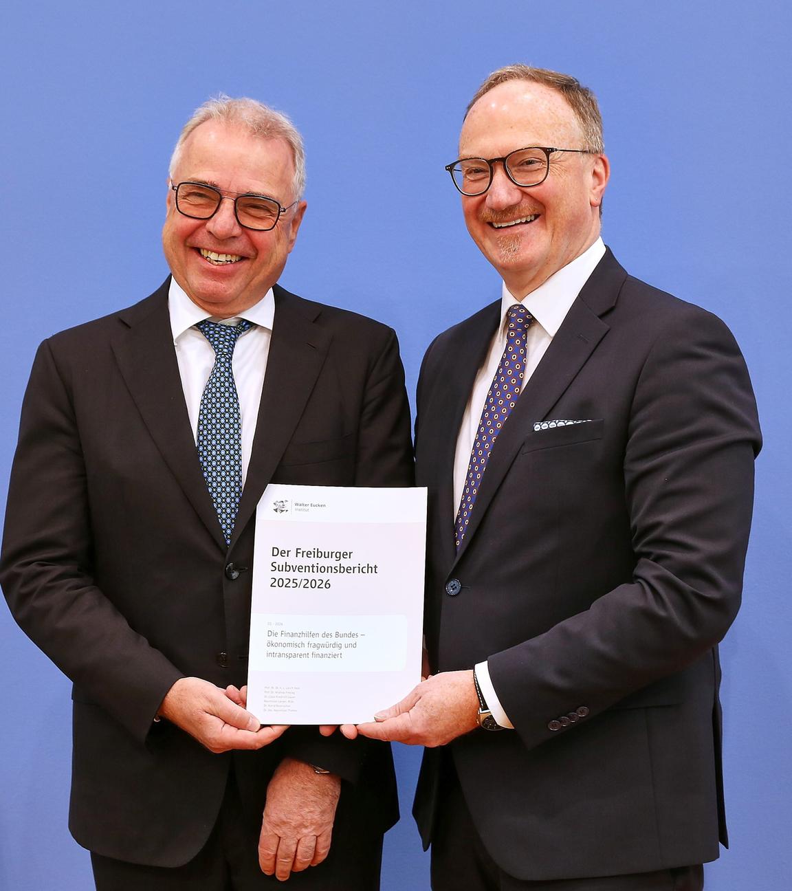  Rainer Kirchdoerfer und Lars Feld halten die Vorstellung des Freiburger Subventionsbericht zu Finanzhilfen des Bundes in den Händen.