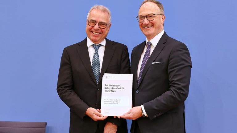  Rainer Kirchdoerfer und Lars Feld halten die Vorstellung des Freiburger Subventionsbericht zu Finanzhilfen des Bundes in den Händen.