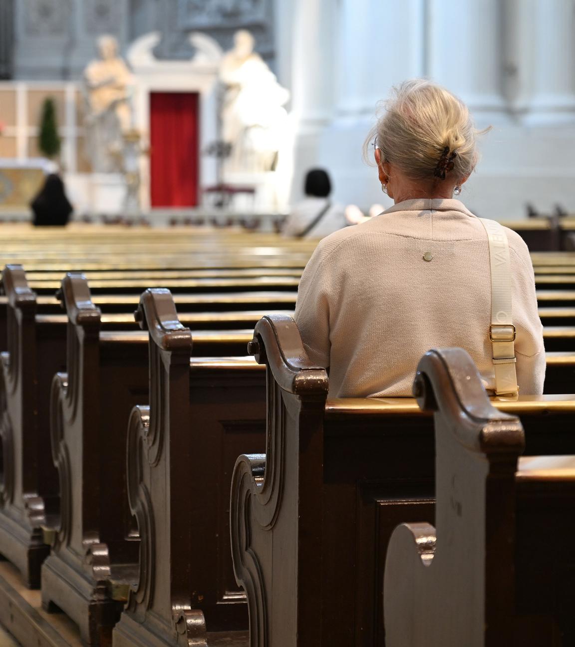 Fast leere Kirche - Themenfoto Kirchenaustritt