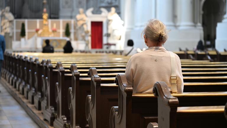 Fast leere Kirche - Themenfoto Kirchenaustritt