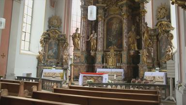 Prunkvoller Altar in einer Kirche