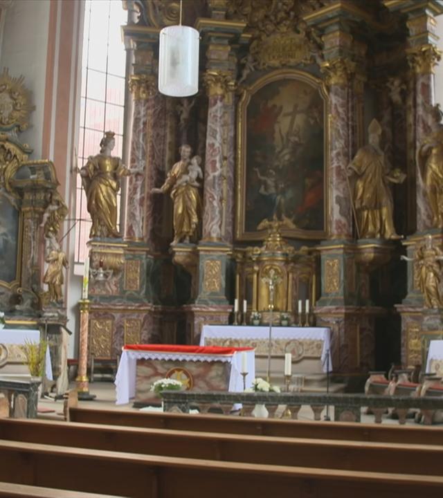 Prunkvoller Altar in einer Kirche