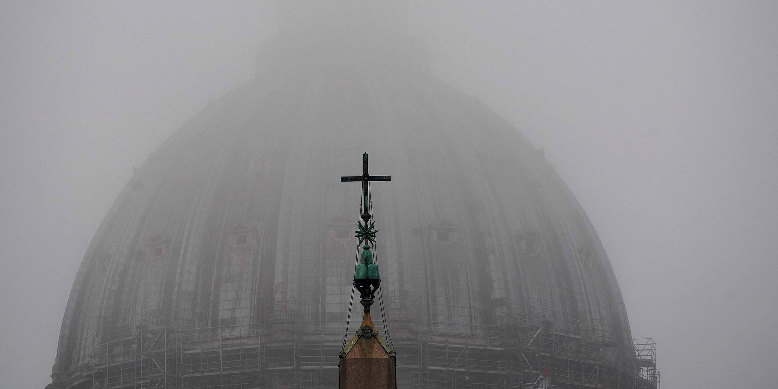 Nebelschwaden ziehen über die Kuppel des Petersdoms in Rom (Italien) aufgenommen am 19.02.2020