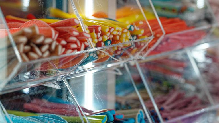 Süßigkeiten sind auf einem Stand am ersten Tag der ISM - Internationale Süßwarenmesse zu sehen.