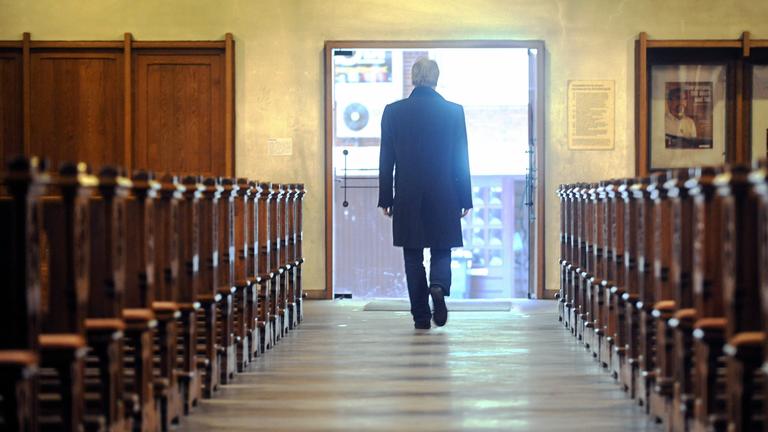 Ein Mann verlässt eine Kirche