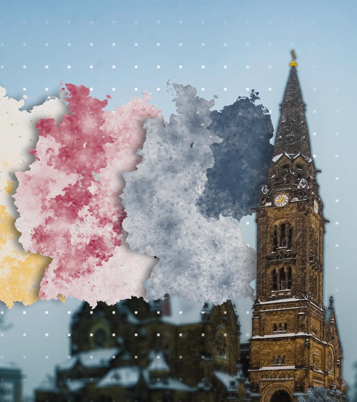 Turm einer Kirche neben drei Deutschlandkarten. (Symbolbild)