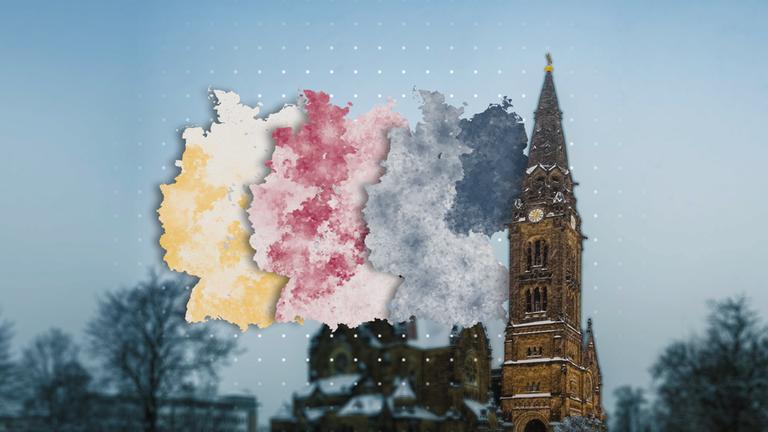 Turm einer Kirche neben drei Deutschlandkarten. (Symbolbild)