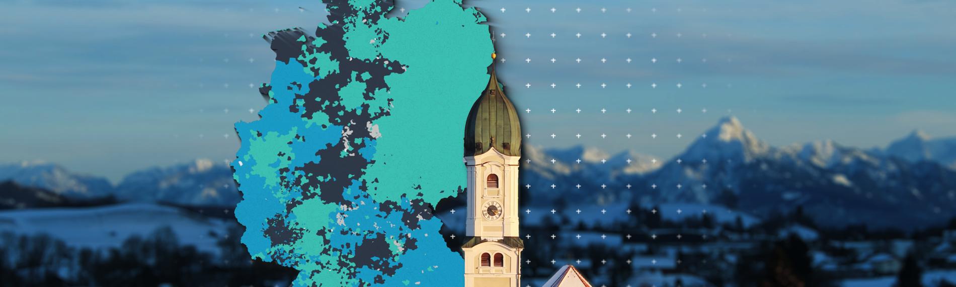 Ein Kirchturm vor einem Berg-Panorama mit einer Deutschlandkarte als Grafik daneben.
